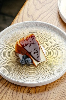 Karamelli ve meyveli cheesecake.