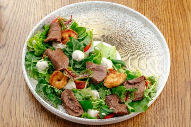 sığır etli salata, domates ve otlu