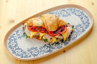 kruvasan jambon ve peynir bir plaka üzerinde