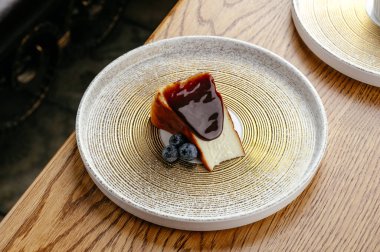 Karamelli ve meyveli cheesecake.