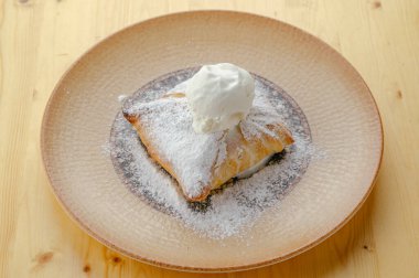 Elmalı turta ve vanilyalı dondurma.