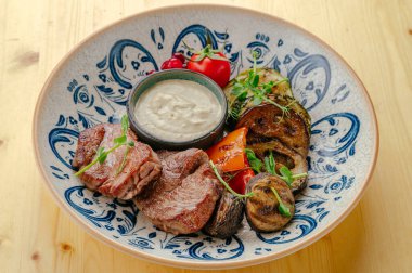 Soslu ızgara et ve meze.