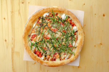 İtalyan pizzası, sebze, balık ve roka.