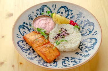 Kızarmış somon ve haşlanmış pirinç.