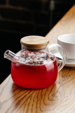 Çaydanlıkta meyve çayı