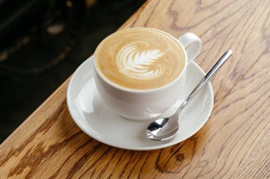 Güzel köpüklü ve desenli bir kapuçino.