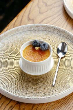 Karamelli ve meyveli cheesecake.