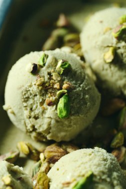 Pistachio Dondurması, yanında doğranmış şam fıstığı.