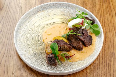 Kızarmış et ve yanında tabak.