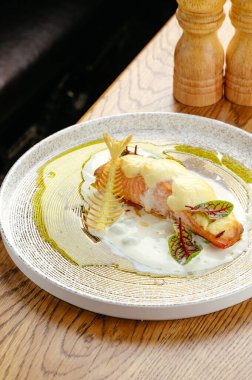 Soslu peynirli ızgara alabalık filetosu.