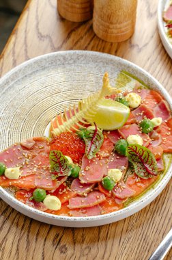 Tabakta ton balığı ve somon carpaccio.