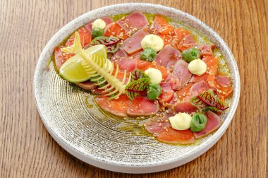 Tabakta ton balığı ve somon carpaccio.