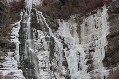 Muazzam Buz Düşüşü Dağ Uçurumundan Atladı