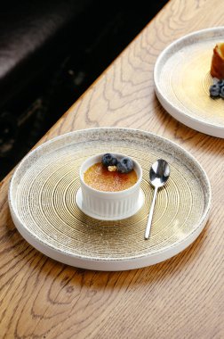 Karamelli ve meyveli cheesecake.