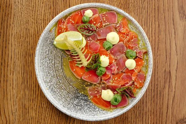 Tabakta ton balığı ve somon carpaccio.