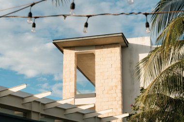 String Lights ve Tropikal Gökyüzü ile Açık Hava Düğün Sunağı