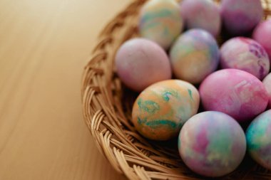 Hasır sepette parlak renkli Paskalya yumurtası çeşitleri