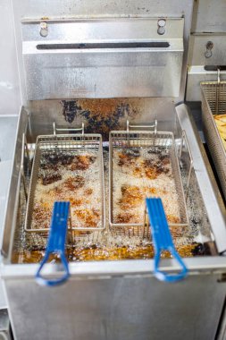 Sepetler fritözde, güzel bir şeyler pişiyor.