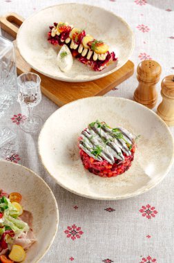 Sardalya ve mikro yeşillikli sirke.