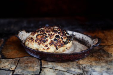 Dökme demir güveçte kavrulmuş karnabahar