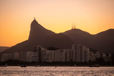 Okyanustan İsa 'ya, Kurtarıcı' ya ve Brezilya 'nın Rio de Janeiro kentindeki diğer dağlara güzel bir gün batımı manzarası.