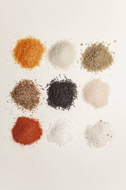 Farklı baharat türlerinden küçük turtalar.