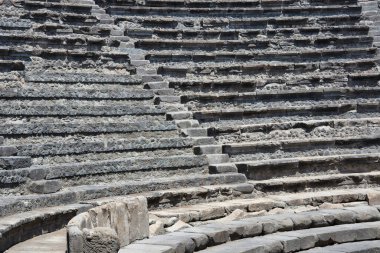 Pompeii Roma tiyatrolarından birinin merdivenleri ve koltukları.