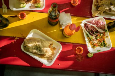 İnsanların burrito yediği masa manzarası