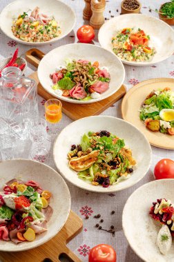 Bir restoranda salata çeşitleri