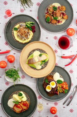 Restoranda sıcak yemek servisi.