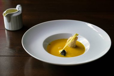 Lüks bir kase garnitürlü sarı çorba.