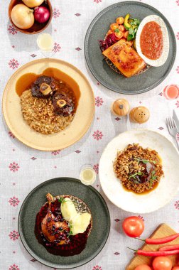 Restoranda sıcak yemek servisi.