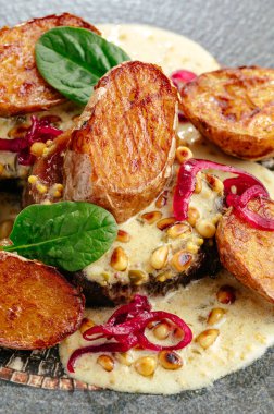 Etli soslu patates dilimleri.