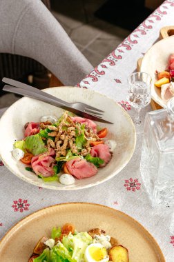 Etli salata, sebze ve sos.