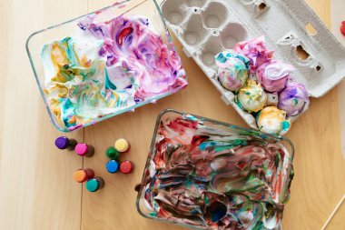 Traş köpüğü kravat boyası Paskalya yumurtası ve gıda boyası.