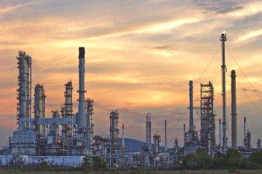 petrol rafinerisi, alacakaranlık gökyüzü.
