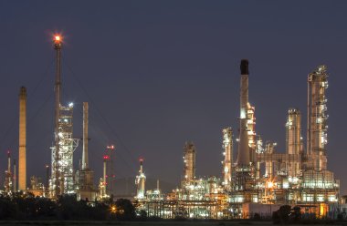 Alacakaranlıkta petrol rafinerisi.