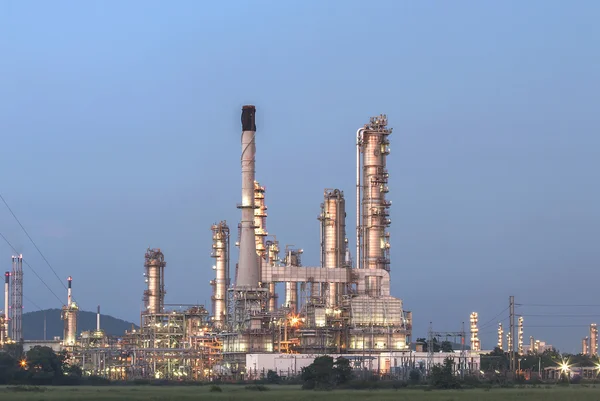 Oil refinery at twilight. — Stock Photo, Image