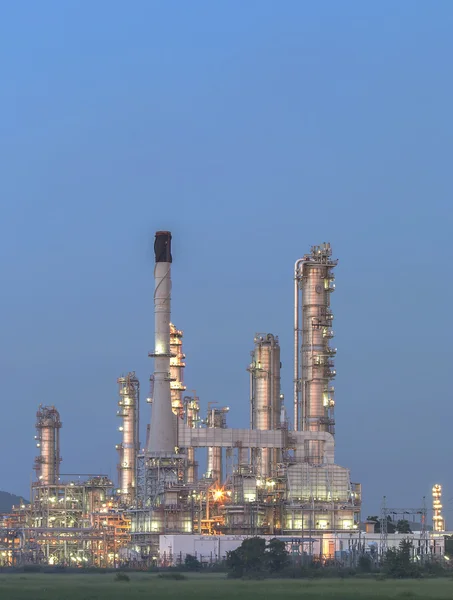 Oil refinery at twilight. — Stock Photo, Image