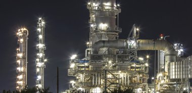Alacakaranlıkta petrol rafinerisi.