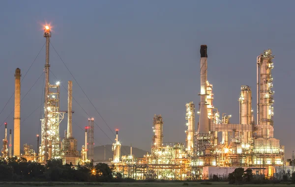 Oil refinery at twilight. — Stock Photo, Image