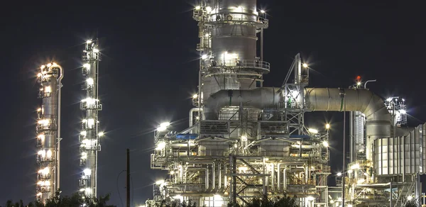 Oil refinery at twilight. — Stock Photo, Image