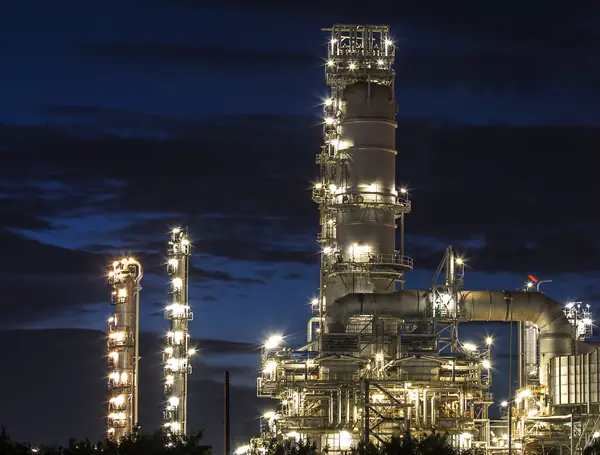 Oil refinery at twilight. — Stock Photo, Image