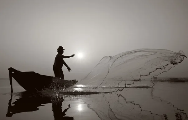 Fisherman of Bangpra Lake in action when fishing.(Sepia Style) — Stock Photo, Image