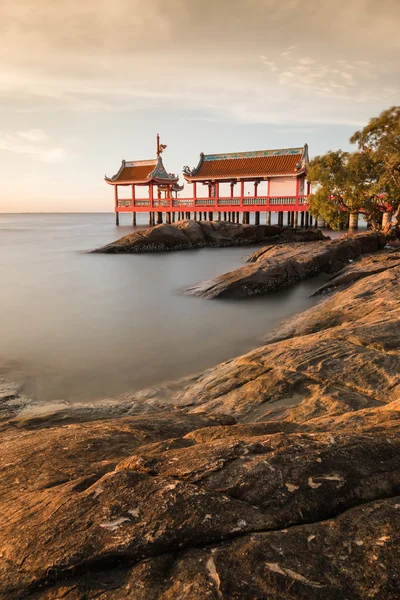 Pawilon chiński w morzu — Zdjęcie stockowe