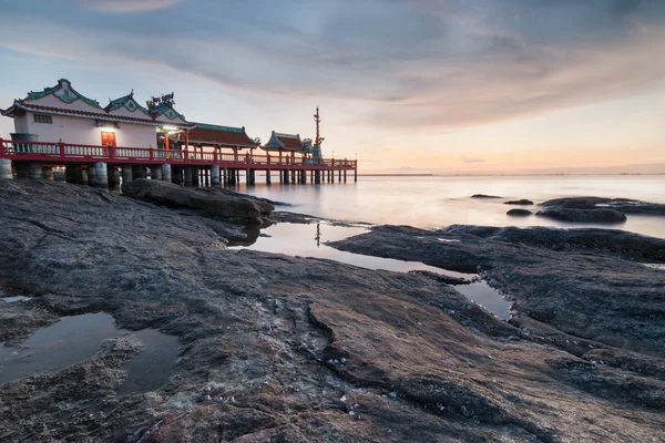 Chinesischer Pavillon im Meer. — Stockfoto