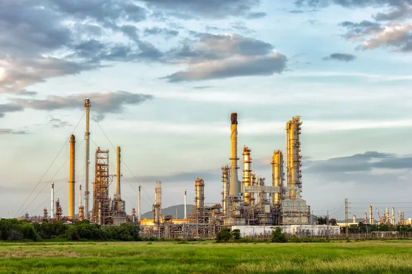 Oil refinery at evening. — Stock Photo, Image