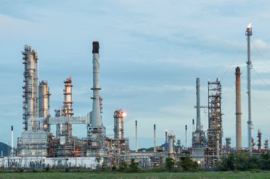 Alacakaranlıkta petrol rafinerisi.