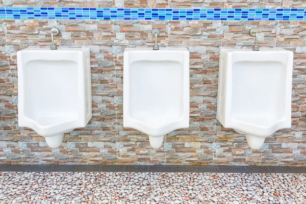 Urinarios blancos en el baño de hombres. —  Fotos de Stock