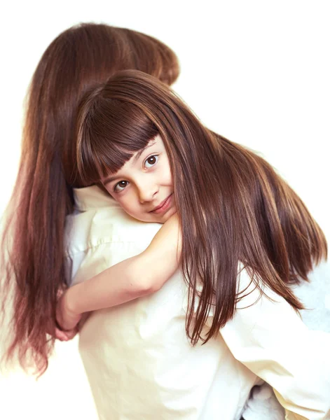 Belle petite fille étreignant sa mère assise sur ses mains, isolée sur blanc — Photo